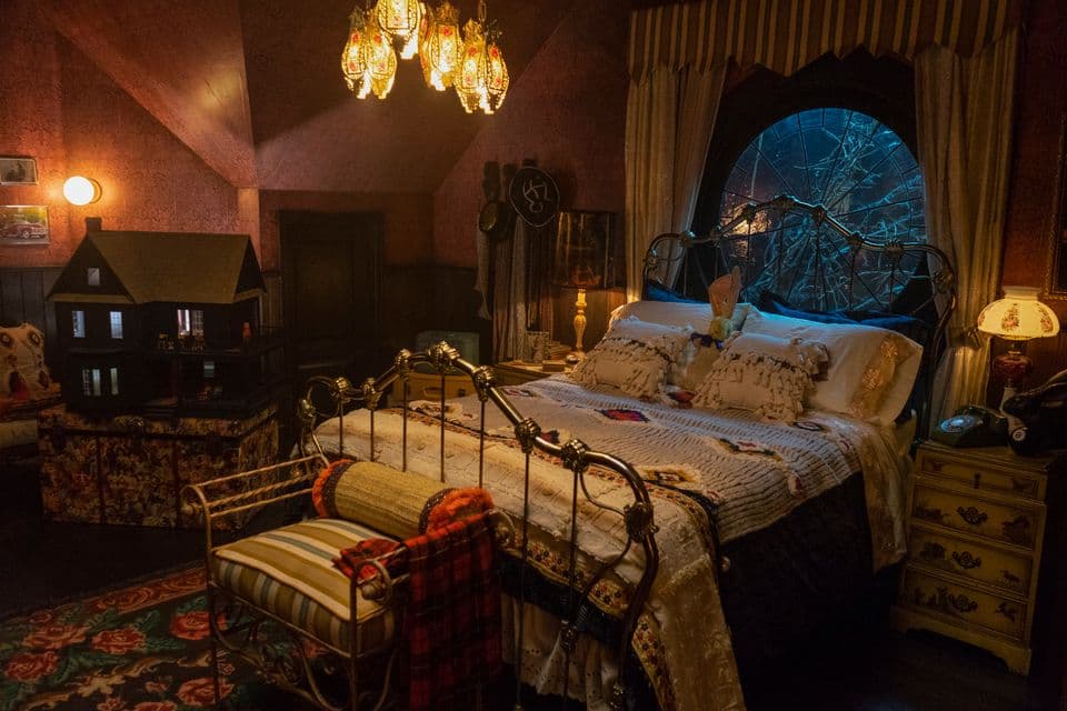 Chilling adventures of Sabrina bedroom_10 of the most beautiful bedrooms seen in TV and film