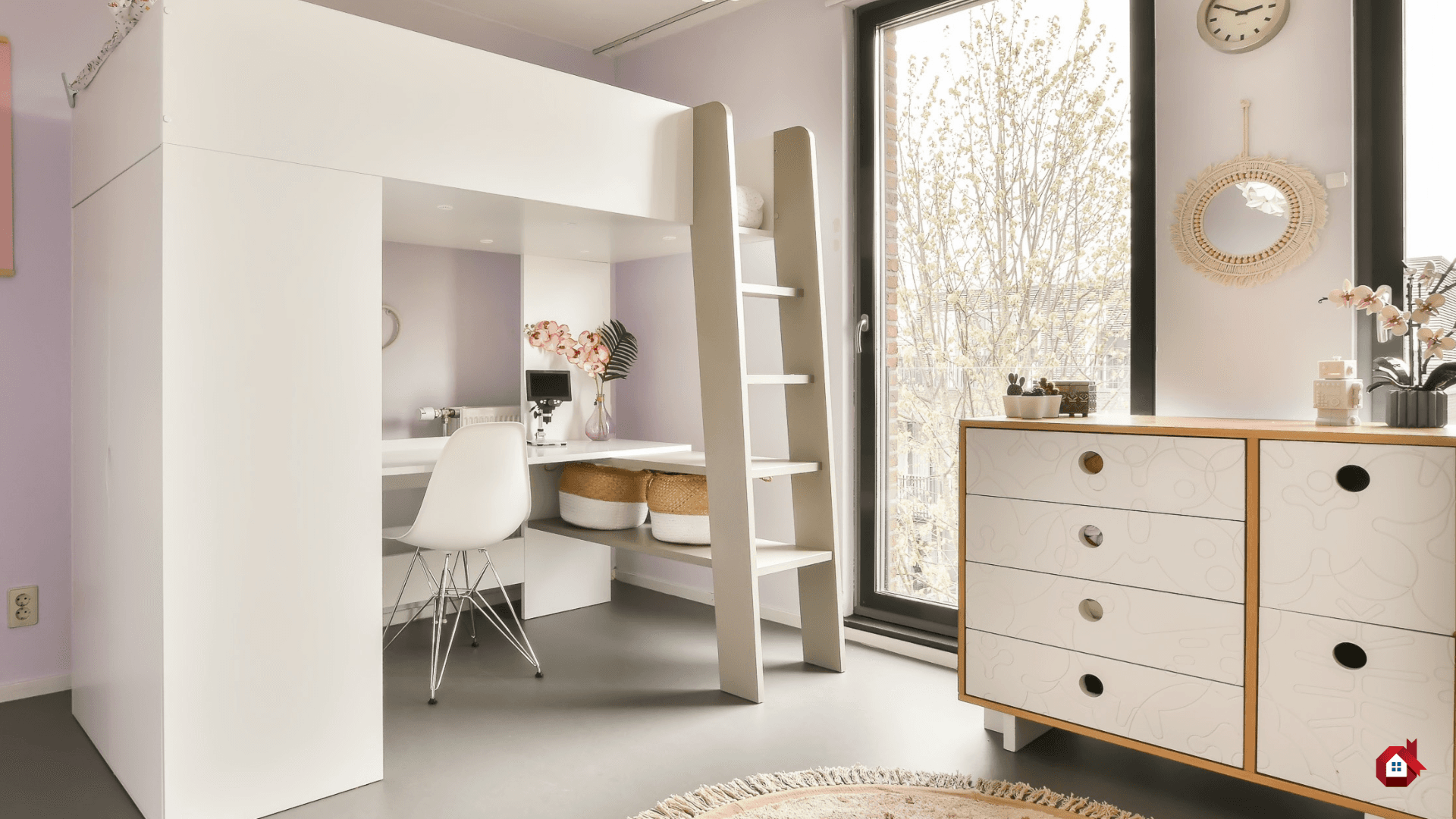 Space-saving solution: bedroom with loft bed and built-in desk