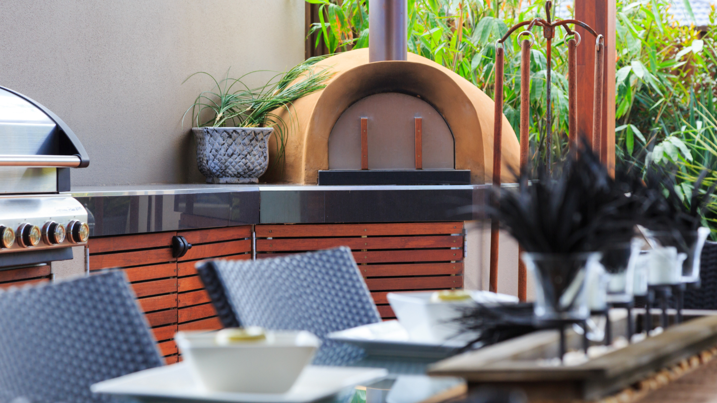 <i>Outdoor kitchen with pizza oven</i>