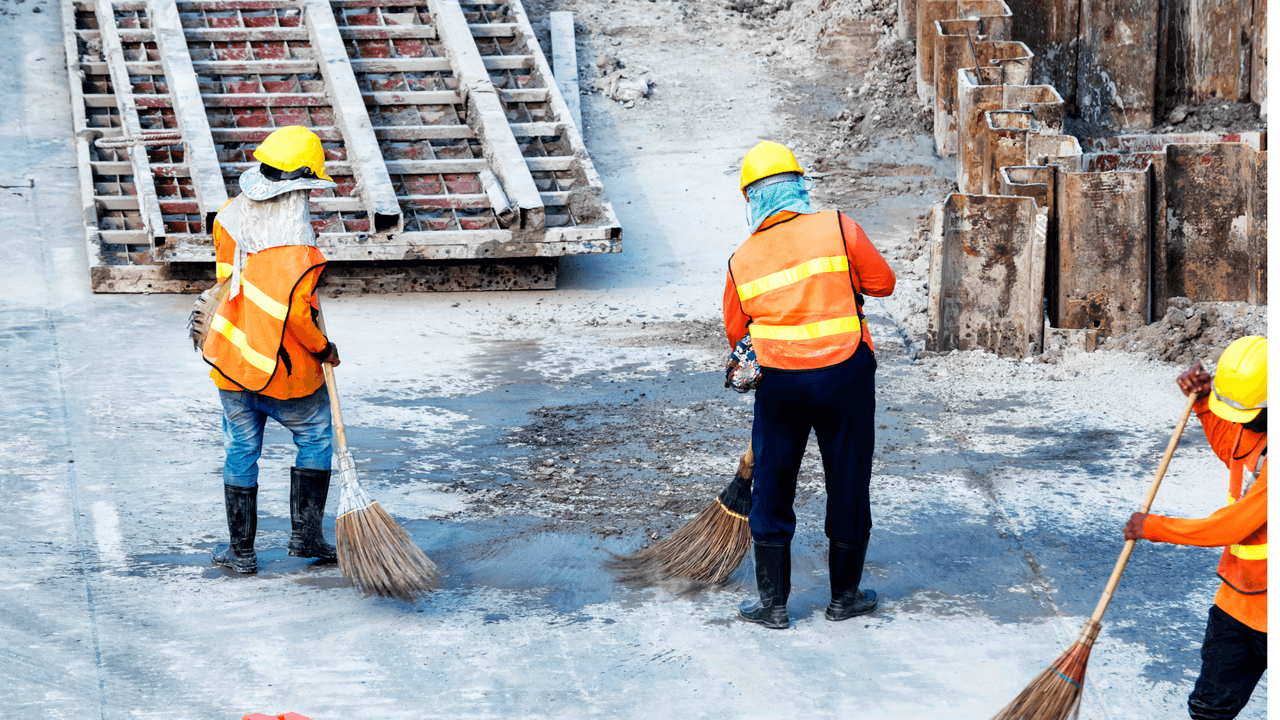 **Mots-clés (Français) :**   travailleurs de la construction, nettoyage de chantier, sécurité au travail, gilets haute visibilité, balayeuses de chantier, équipement de sécurité, site de construction, gestion des déchets, travail en extérieur, entretien du chantier, construction sécuritaire, bottes de sécurité, casques de protection, équipe de chantier, nettoyage professionnel.  **Keywords (English) :**   construction workers, site cleaning, workplace safety, high-visibility vests, construction brooms, safety equipment, construction site, waste management, outdoor work, site maintenance, safe construction, safety boots, protective helmets, construction team, professional cleaning.  **Bannière Alt (Français) :**   Travailleurs de la construction nettoyant un chantier avec balais et portant des équipements de sécurité.  **Banner Alt (English) :**   Construction workers cleaning a site with brooms and wearing safety equipment.