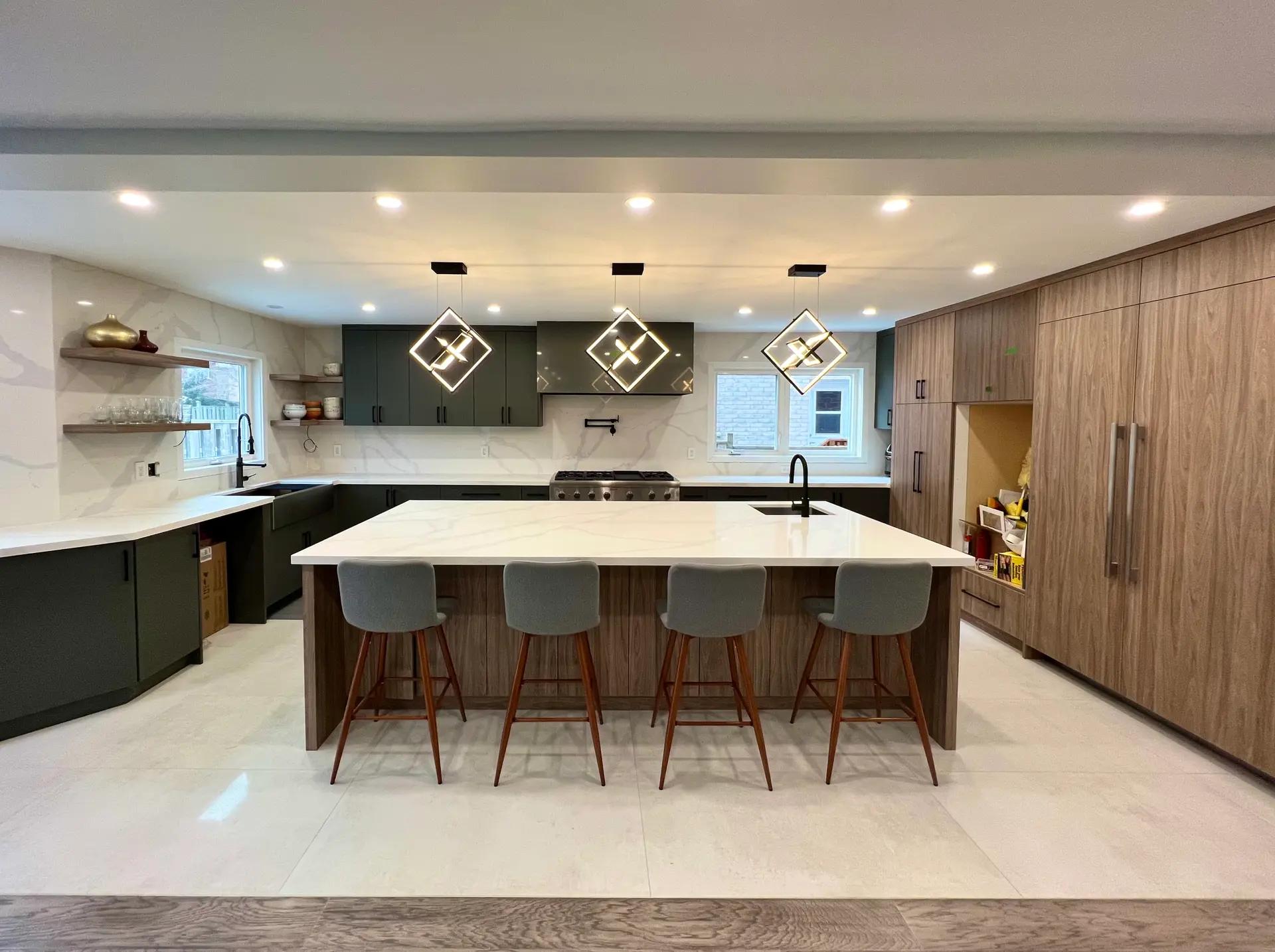 industrial chic kitchen combining dark wood, dark green and white. The contrast between materials creates a warm, modern ambience.