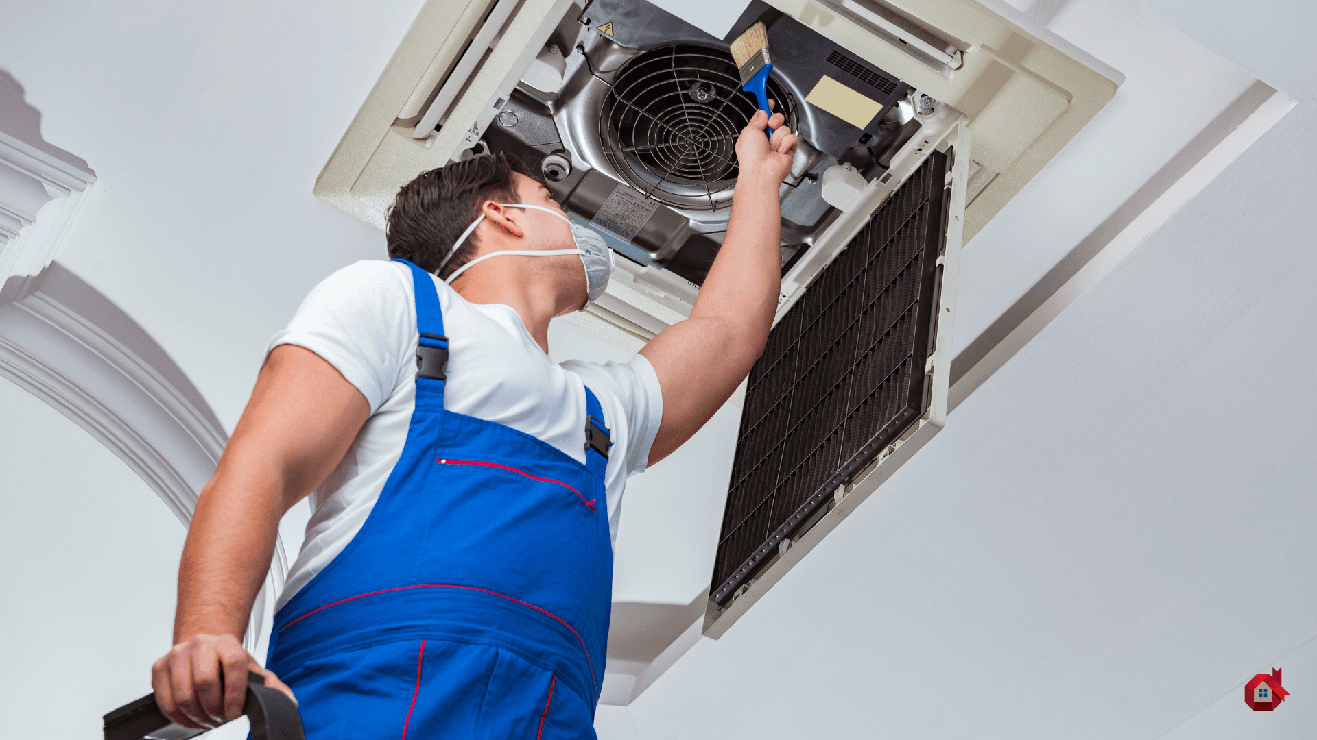 Contractor fixing air conditionning