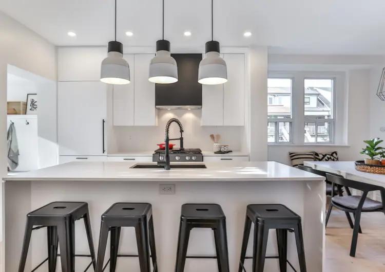 Bright, modern kitchen with central island, quartz worktop and stainless steel appliances. Ideal for families and open kitchen enthusiasts