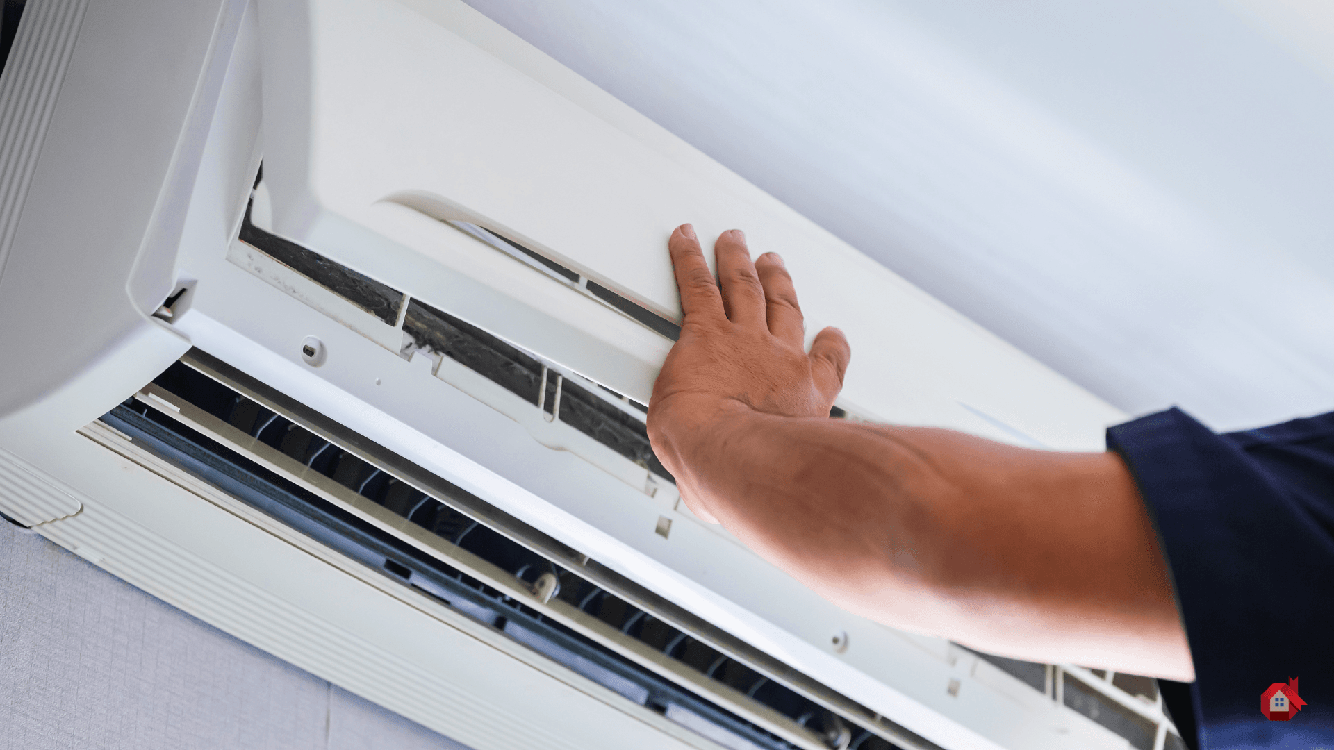 Contractor fixing air conditionning