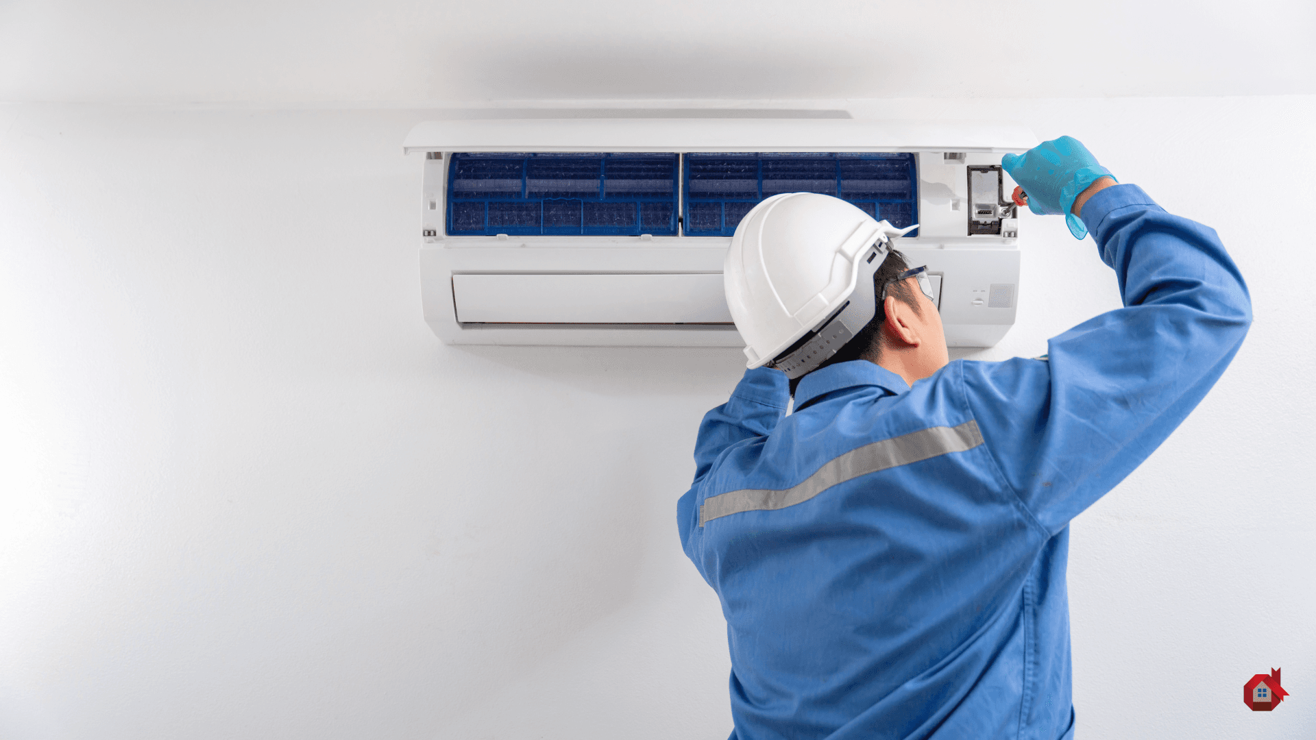 Contractor fixing air conditionning