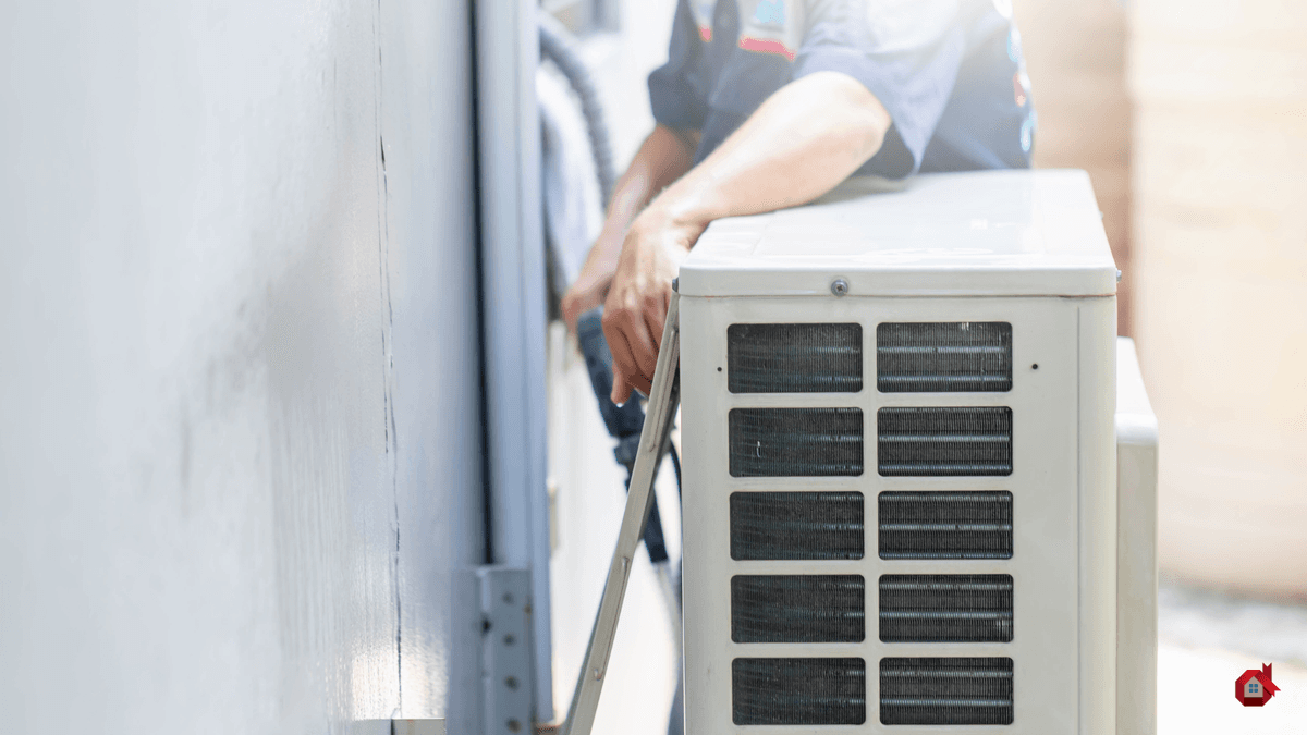 Contractor fixing air conditionning