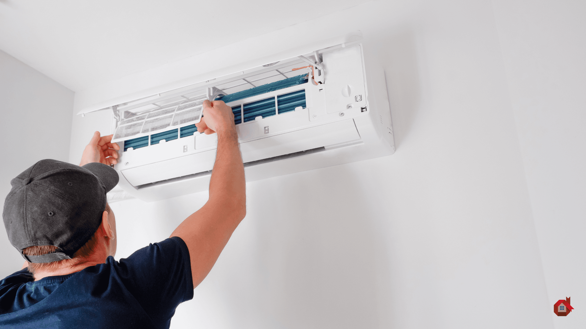 Contractor fixing air conditionning