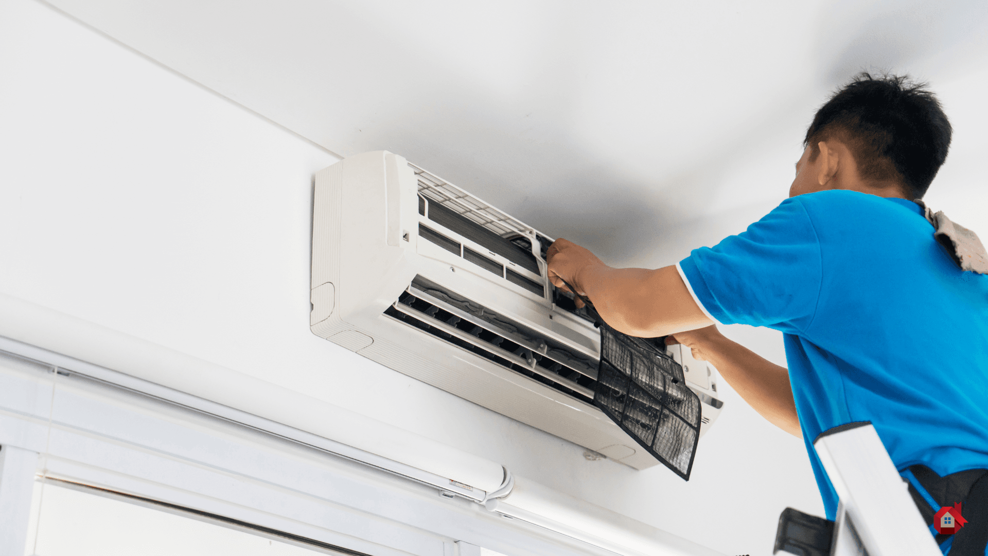 Contractor fixing air conditionning