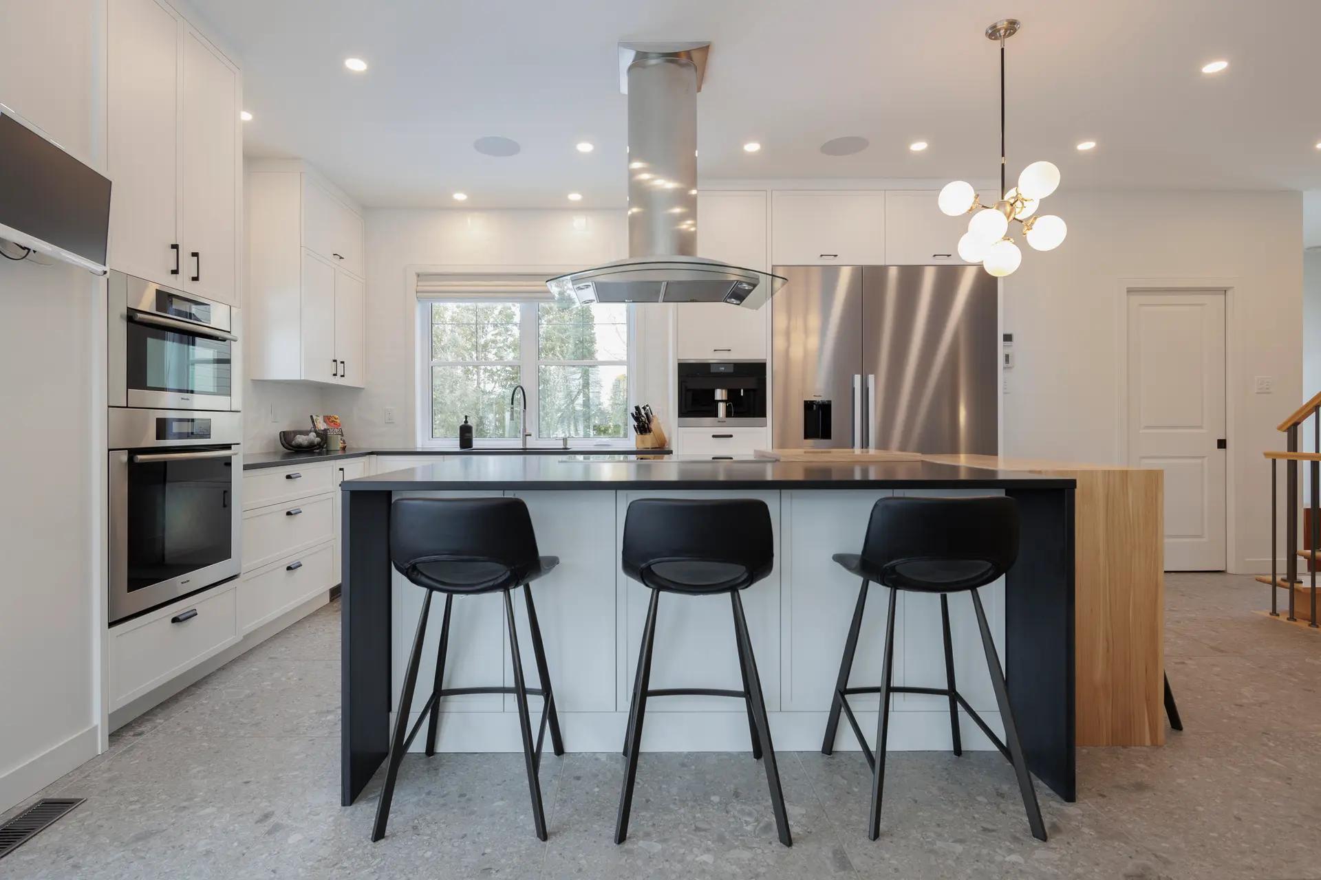 Modern, functional kitchen with central island, black quartz worktop and stainless steel appliances. Ideal for families and open kitchen enthusiasts