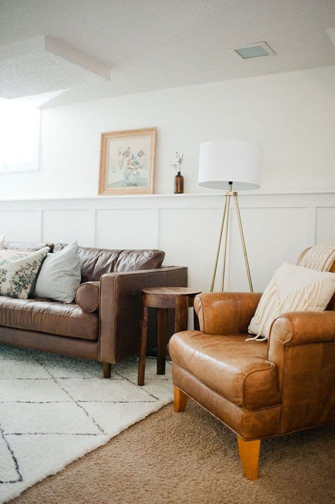 sous-sol blanc avec sofa en cuir