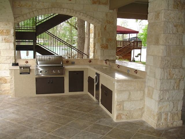 outdoor kitchen stairwell_How to Build an Outdoor Kitchen : 5 Things to Know_RenoQuotes.com