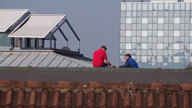 travailleurs sur une toiture