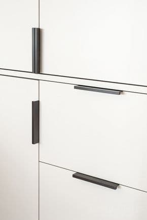 black handles on white kitchen cabinets_10 Kitchen Cabinet Handles
