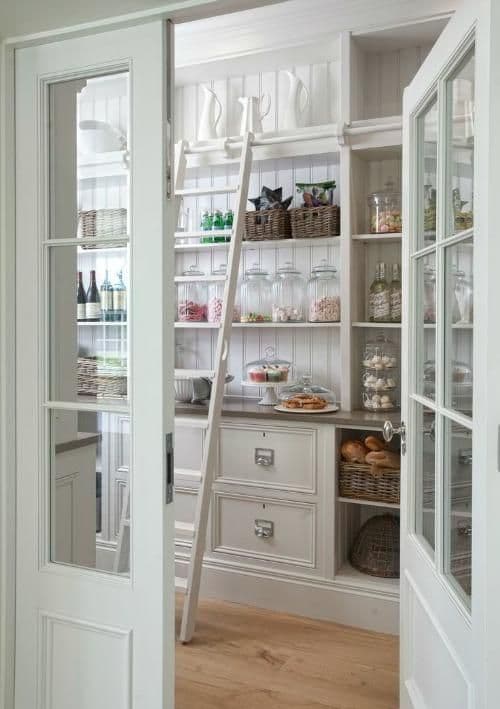 Garde-manger grand et lumineux_bright and large pantry