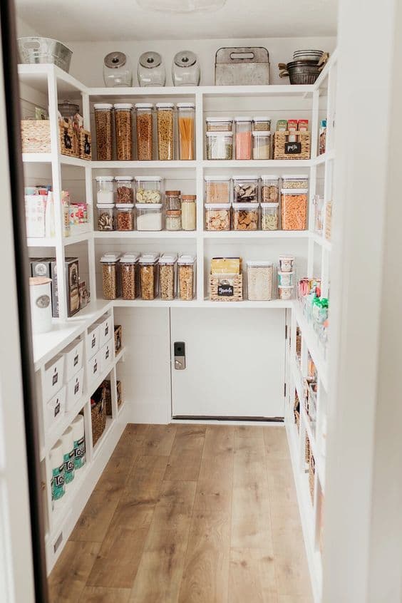 Garde manger walk-in organisé_organised walk-in pantry
