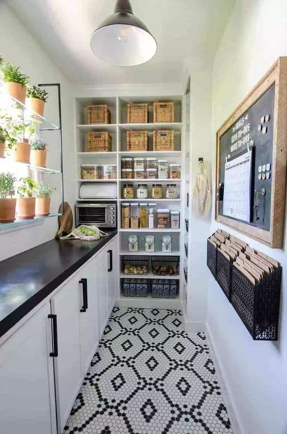 Garde-manger sur mur cuisine_pantry on kitchen wall