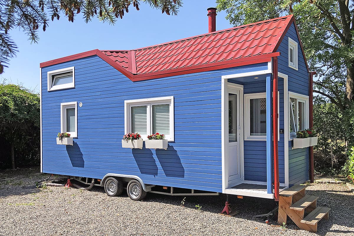 mini-maison bleue_Attentes vs. réalité : habiter dans une mini-maison