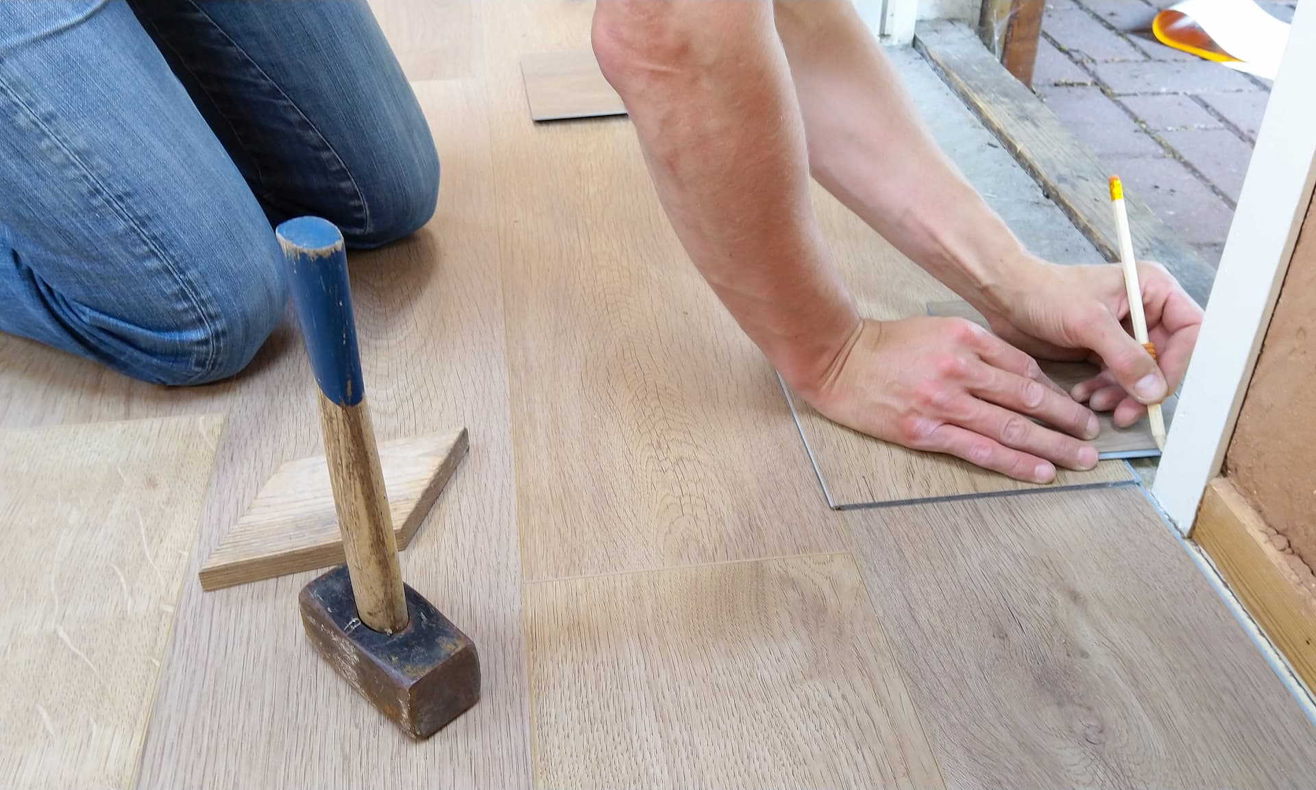 installing a floor_Renovation Contractor: Why your Clients Must Always Sign Contracts_RenoQuotes