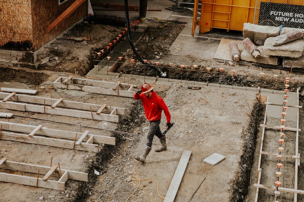 travailleur sur un chantier_The economic recovery plan in the construction industry_Soumission Rénovation
