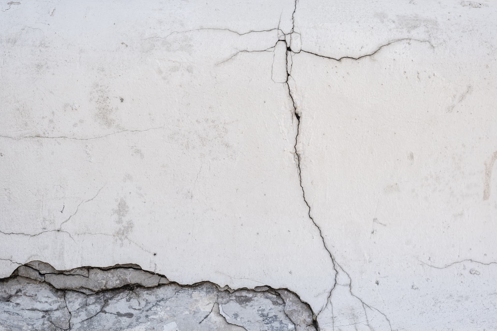 concrete crack_Repairing concrete cracks: Epoxy or polyurethane?_Renovation quote