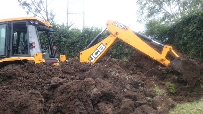 pelle qui creuse sur un terrain_Soumission Rénovation_excavator digging in backyard