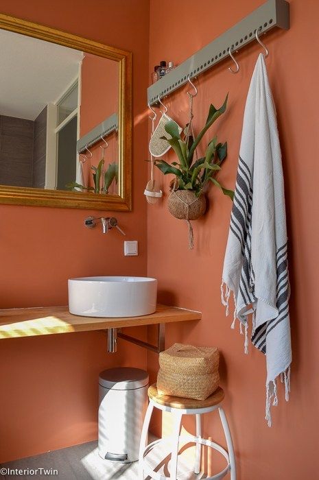 Salle de bain terracotta orange