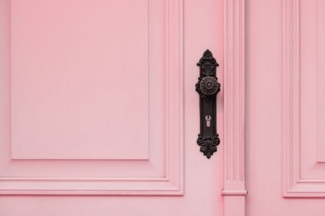 Pink door with door handle_porte rose avec poignée de porte