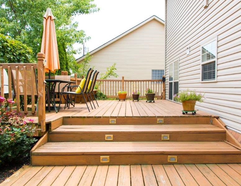 patio en bois cour arrière_8 astuces pour transformer votre terrasse de bois en espace de vie_Soumission Rénovation