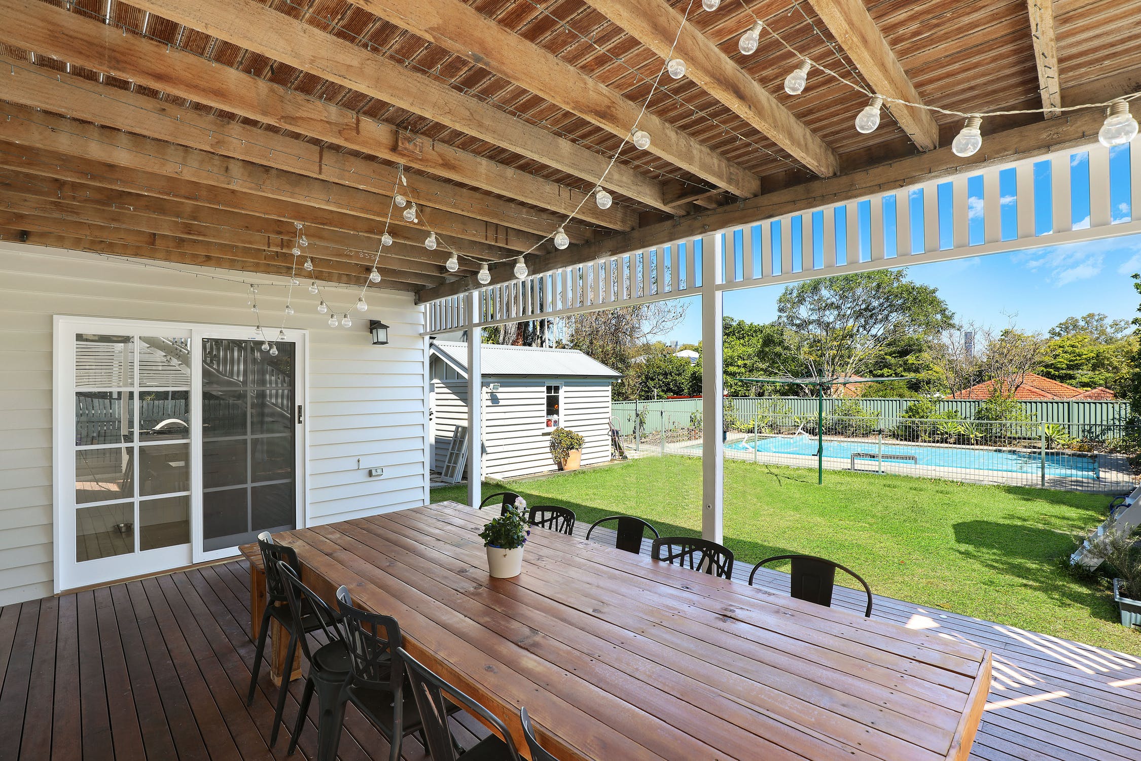 patio en bois avec table à manger_8 astuces pour transformer votre terrasse de bois en espace de vie_Soumission Rénovation