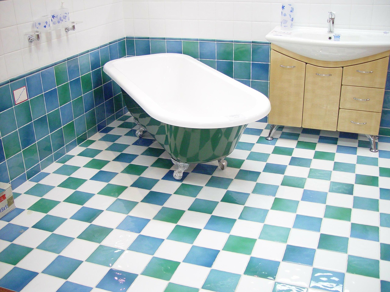 salle de bain bleue et blanche_Soumission Rénovation_blue and white bathroom floor