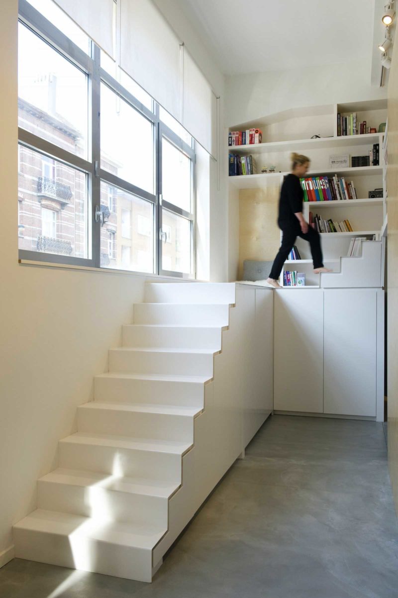 escalier-blanc-quart-tournant-avec-rangements