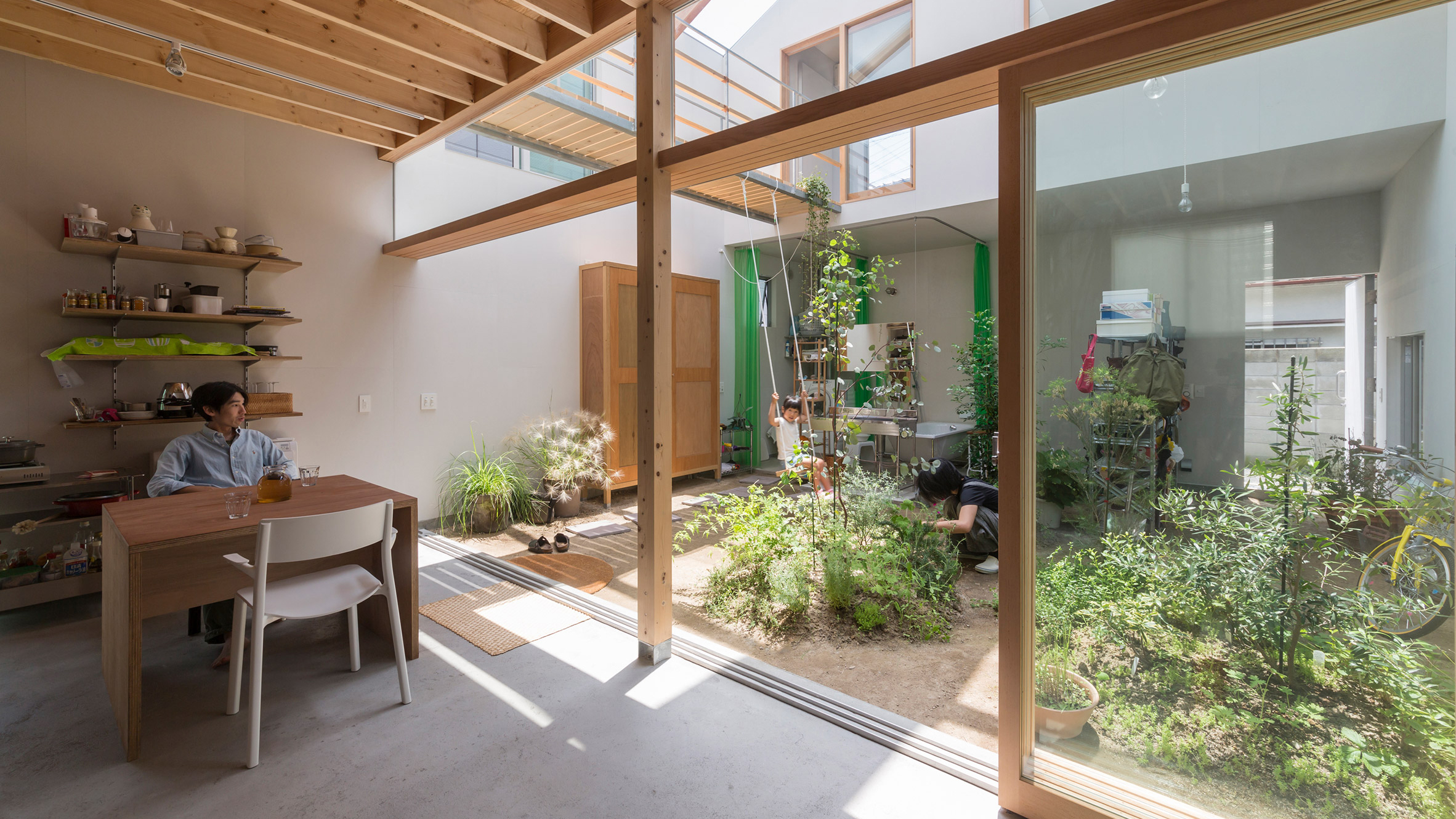 Cour intérieure maison japon avec jardin