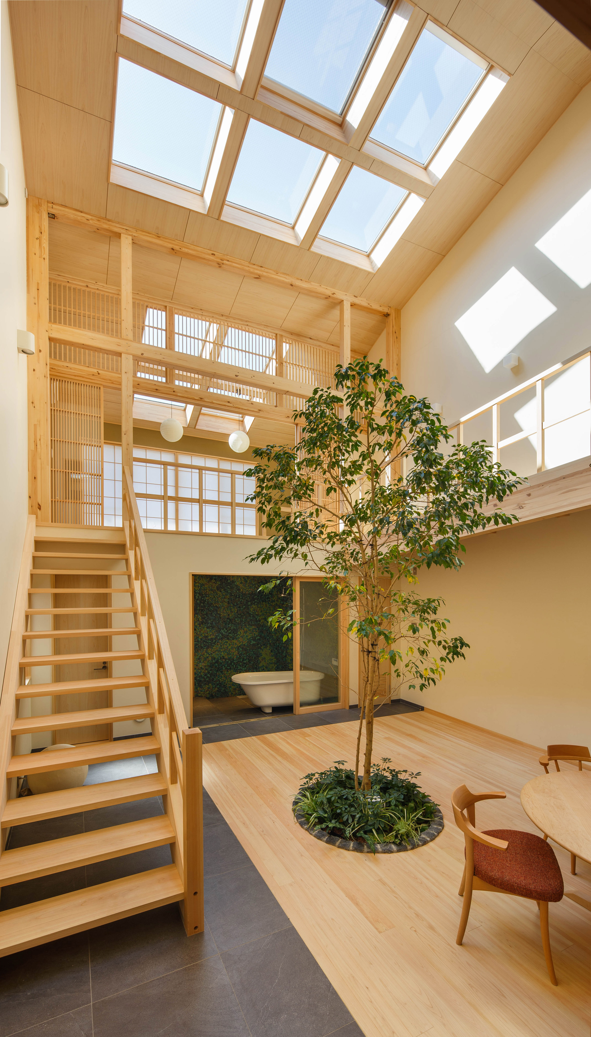 Intérieur vitré maison japonaise avec arbre