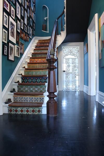 Majestic staircase_10 old houses that have been renovated and enhanced