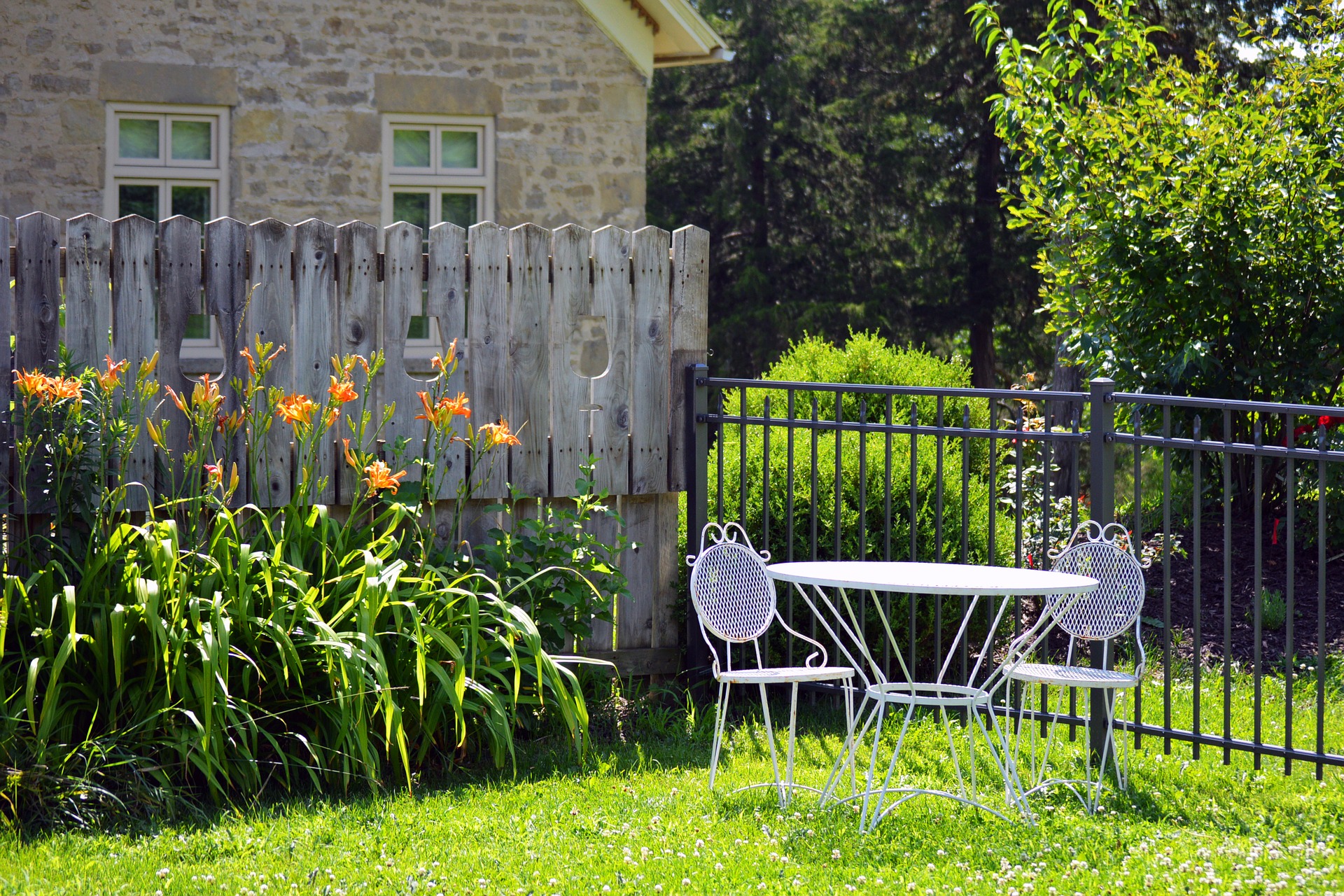 backyard chairs__6 Ideas for Organizing your Backyard_RenoQuotes